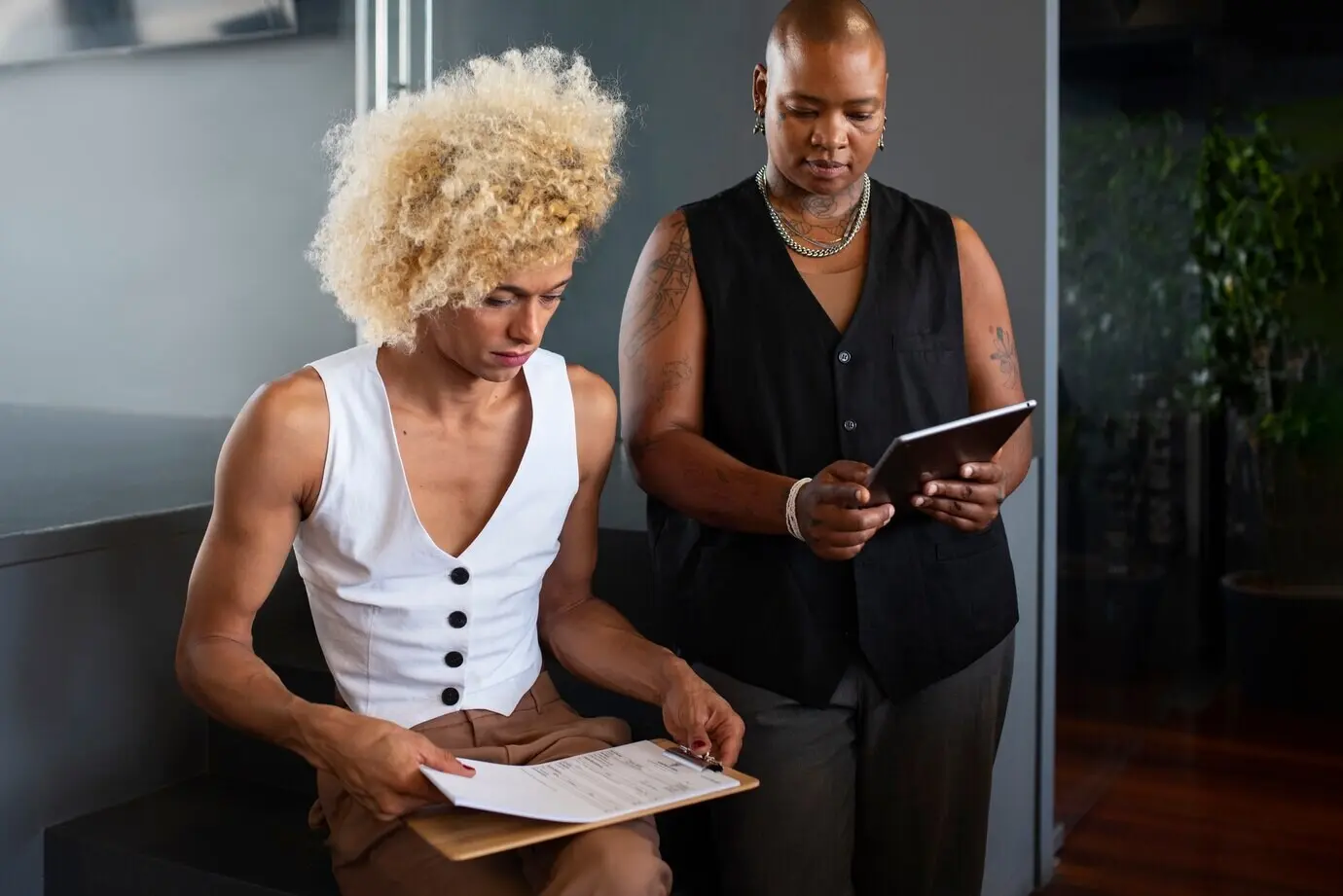 Halbnahe Aufnahme von queeren Personen bei der Arbeit